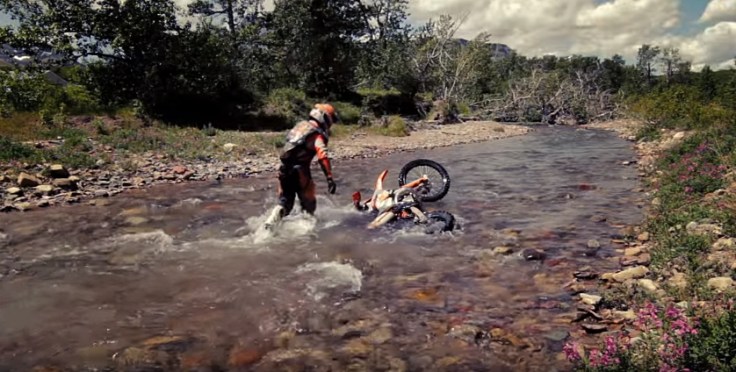 shane-watts-ratuje-utupiony-motocykl