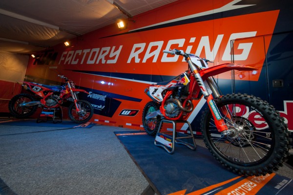 2016-KTM-SX-F-Factory-Edition-Bikes-_290-600x399